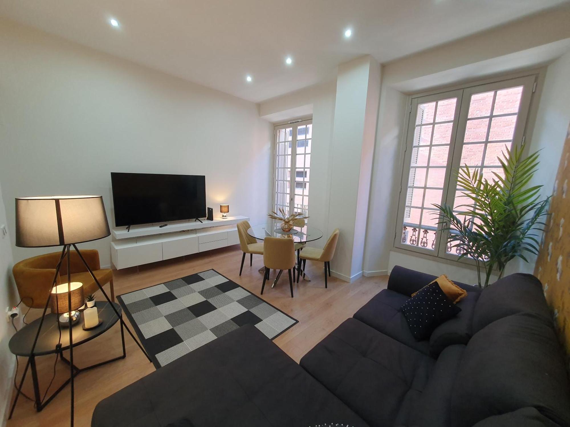 Beautiful Historic Center Apt! Малага Экстерьер фото